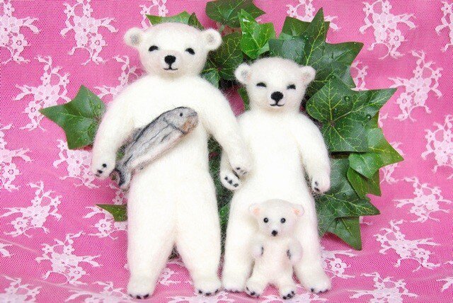 S様オーダー★白くまの3人家族★の画像1枚目