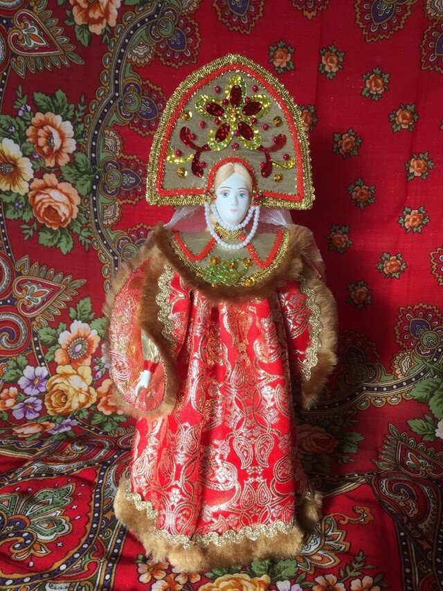 民族衣装を着た女の子のロシア人形3の画像1枚目