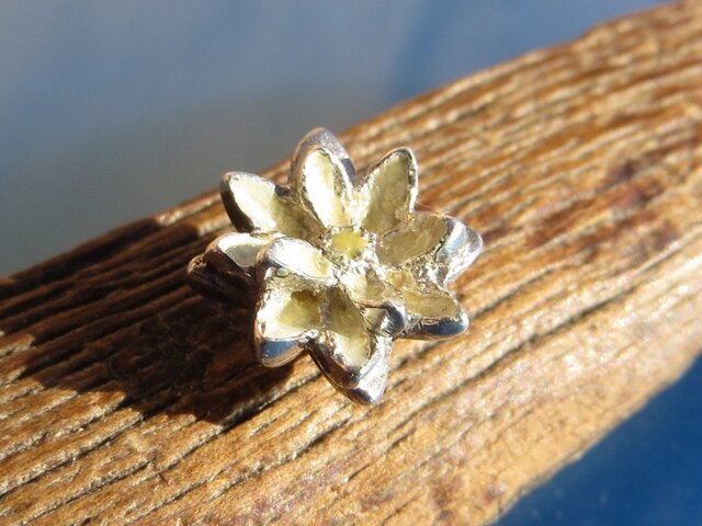 蓮の花のピアス 片耳の画像1枚目