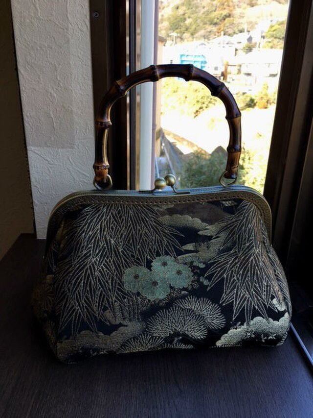 竹の手がま口手提げ　黒地の丸帯　