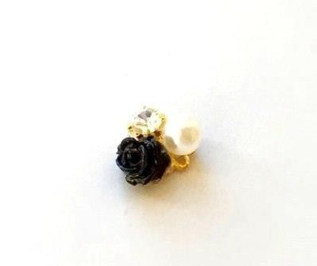 パールと薔薇の大人ビジュー ピアス/イヤリングの画像1枚目