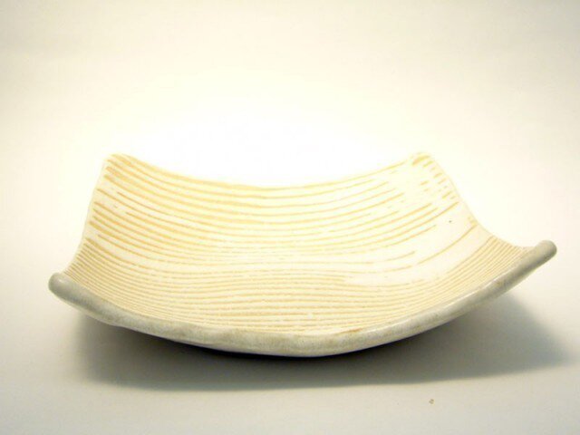 白いお皿(縞)の画像1枚目