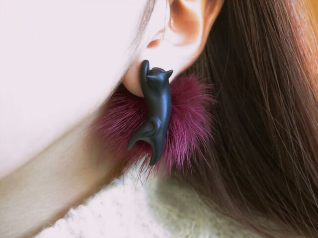 黒猫があなたの耳にぶらさがるピアス & イヤリングの画像1枚目
