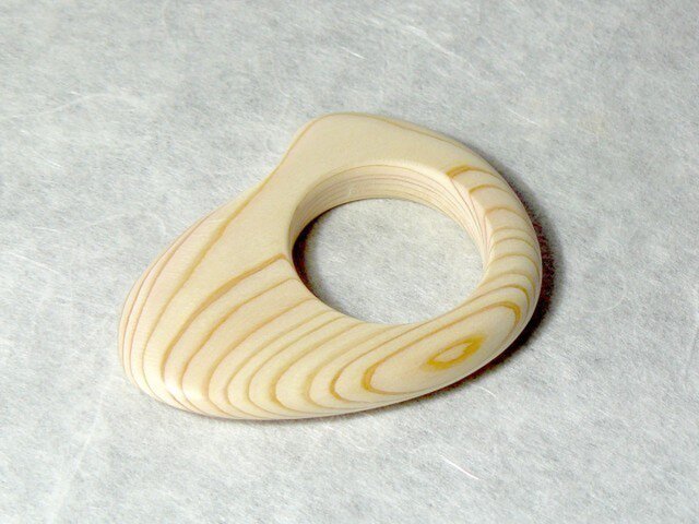 ひのきにあなをあけたもの(飾り・おしゃぶり・にぎにぎ・はがため)の画像1枚目