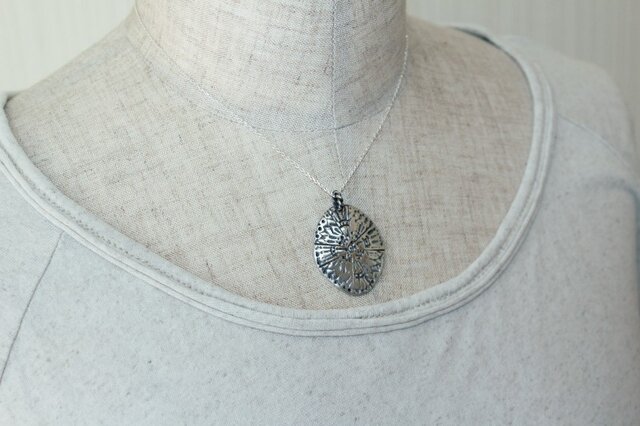 模様のネックレス silverの画像1枚目