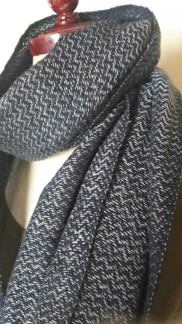 体にそっと馴染んでくれるカシミヤストール~紺×グレーの画像1枚目