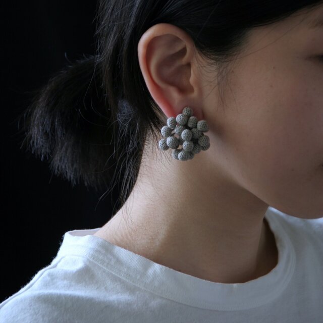 kinomi 01/chestnut アシンメトリーピアスの画像1枚目
