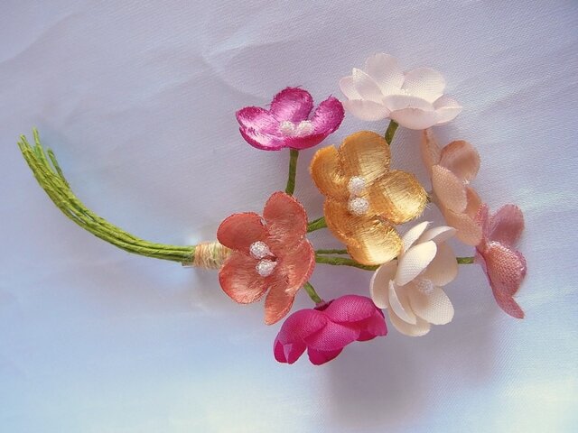 春色の梅小花コサージュ(ピンク濃淡×オレンジ×生成系)の画像1枚目