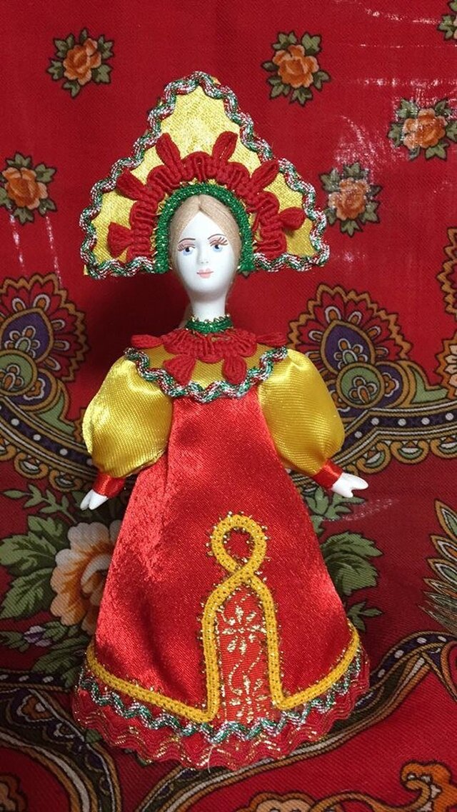 民族衣装を着た女の子のロシア人形(小)8の画像1枚目