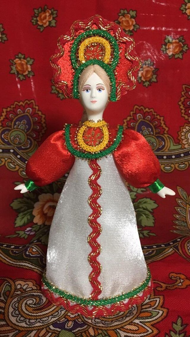 民族衣装を着た女の子のロシア人形(小)9の画像1枚目