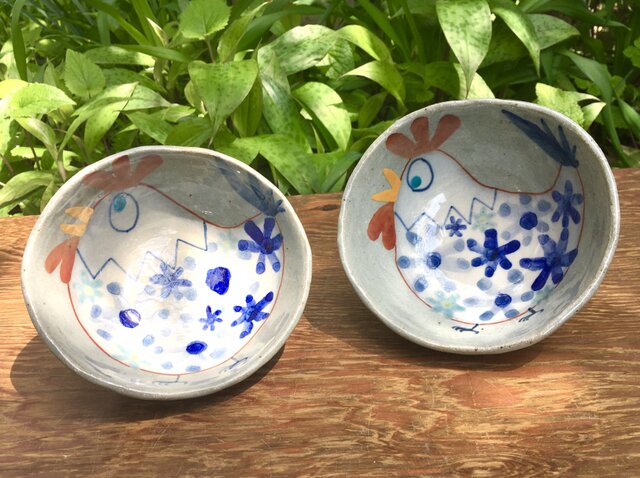 再出品 青い花の咲くニワトリご飯茶碗の画像1枚目