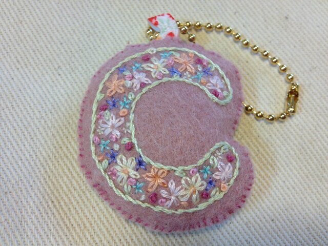 刺繍イニシャルチャーム(C)の画像1枚目