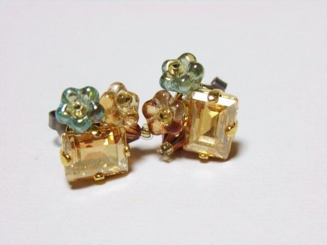 【再販】スワロフスキーの花束ピアス(チタン)ゴールド系の画像1枚目