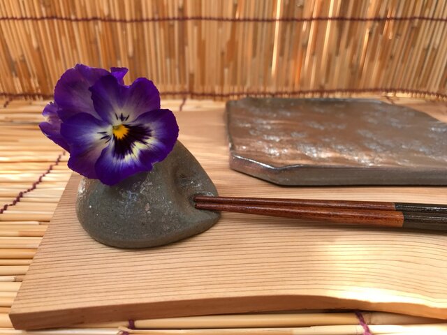 東京備前 備前炭炎焼 一輪挿し箸置き 1の画像1枚目