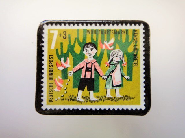ドイツ　童話　ヘンゼルとグレーテル切手ブローチ2291の画像1枚目