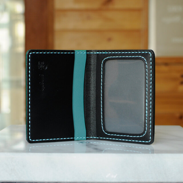 ２つ折りパスケース　窓枠ポケットタイプ