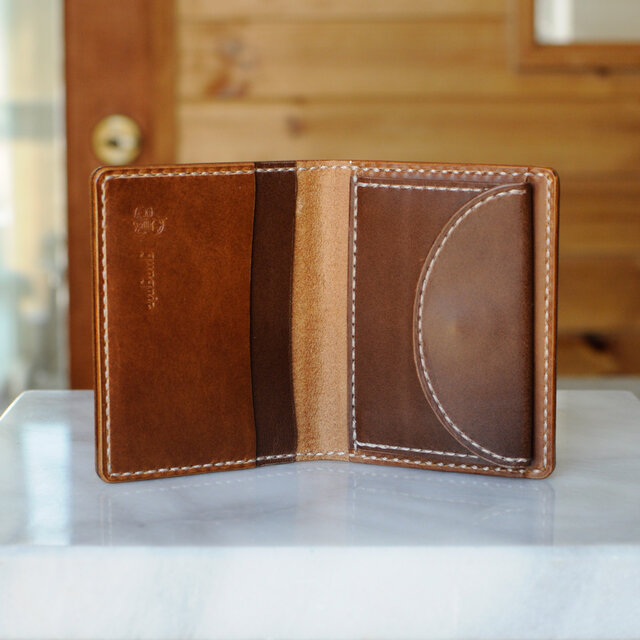 ２つ折りパスケース　被せポケットタイプ