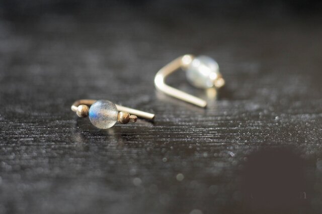 ラブラドライト14kgf pierce Round - 『天然石の小さな 2way ピアス- daintyの画像1枚目