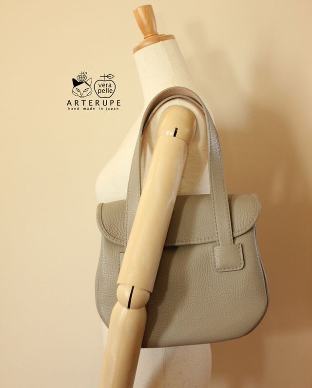 フラップトート・Babà Tote お菓子の名前のフラップトート アッシュベージュの画像1枚目