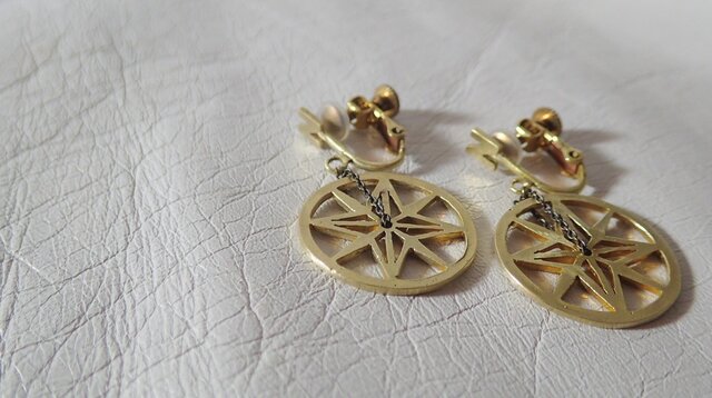 Brass compass earrings 真鍮コンパスイヤリング | iichi 日々の暮らし