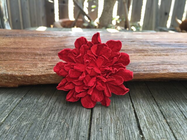 革花のブローチピン Lサイズ 赤の画像1枚目