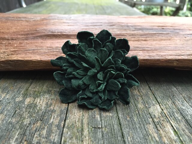 革花のブローチピン Lサイズ 深緑の画像1枚目