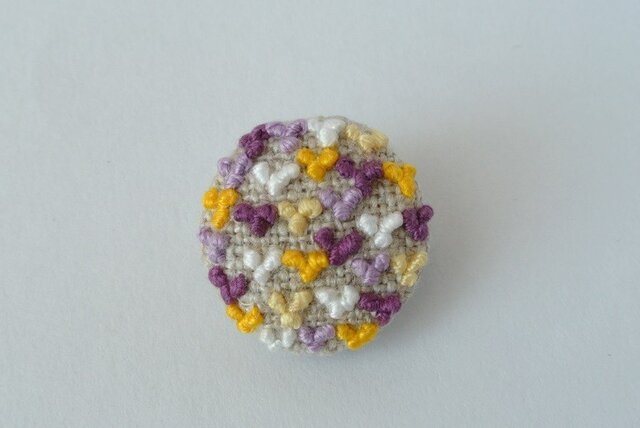 紫×黄色×白　ちびちびハート刺繍がいっぱいのブローチの画像1枚目