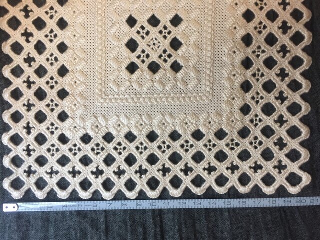 アンティークノルウェー ハーダンガー刺繍レース 十字架クロス型ドイリー マットβ 北欧ハーダンガー刺繍 テーブルリネン 手刺繍 ドイリー