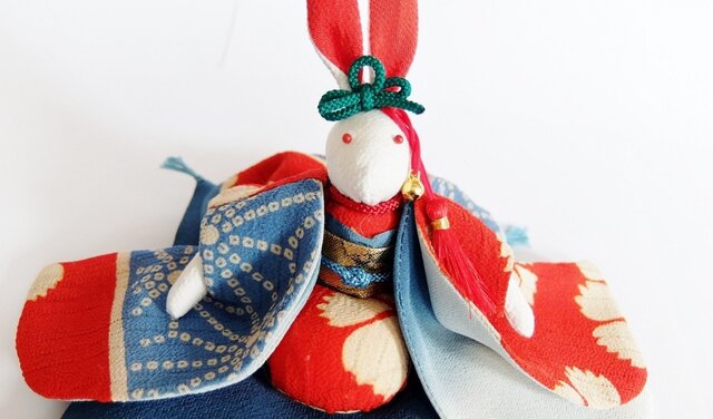 赤と青の振袖のうさぎさん | iichi 日々の暮らしを心地よくする
