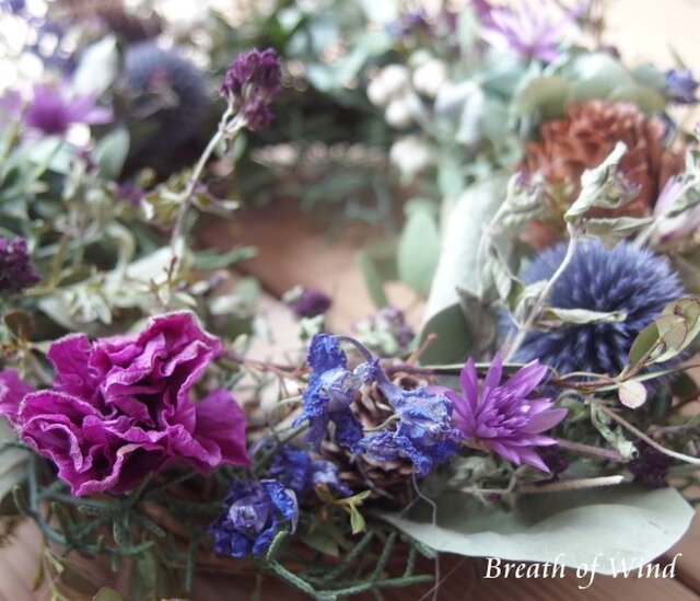 フラワーリース✳︎・:*大人ロマンティックリース瑠璃玉アザミと小夏の花々／藍色 フラワーリース✳︎・:*大人ロマンティックリース瑠璃玉アザミと