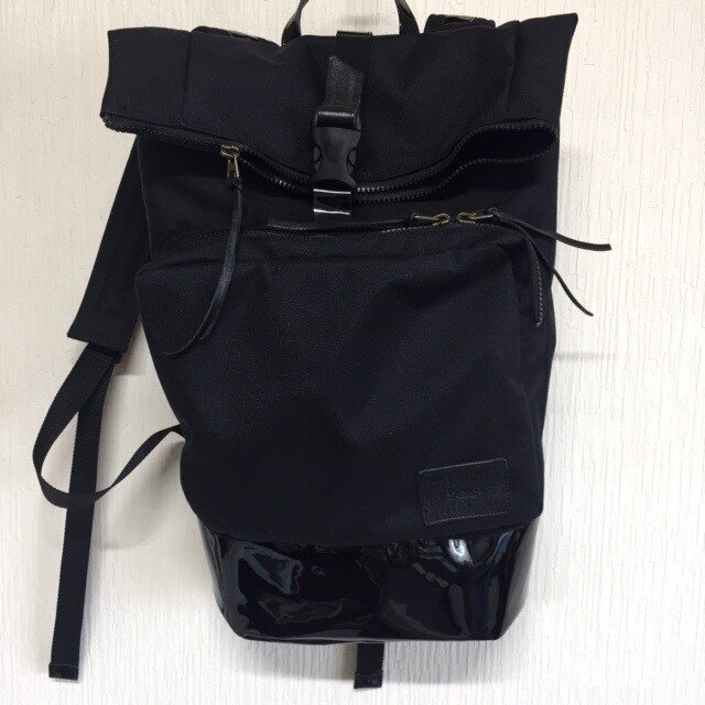 コーデュラナイロンとパテントレザーのブラックリュック