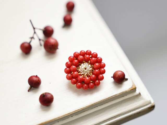 珊瑚　アンティークブローチ Amazon.co.jp: 赤珊瑚 本珊瑚 ヴィンテージ ブローチ 天然 3粒