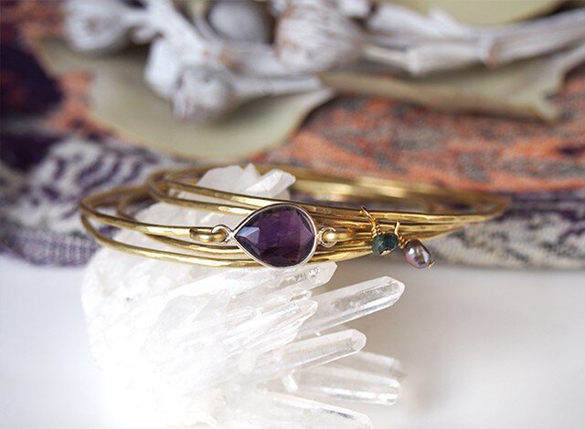 アメジストとグリーントルマリンの重ね着けバングル | iichi 日々の