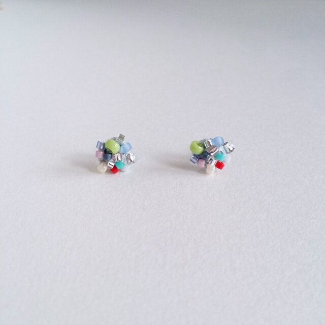『カラフルmixビーズ刺繍』ピアスの画像1枚目