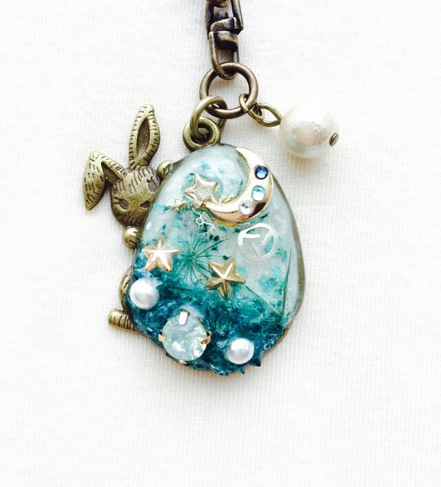 ウサギキーホルダー（水面の月）