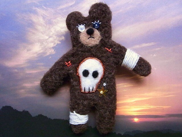 羊毛くまブローチ・けんか帰りの画像1枚目