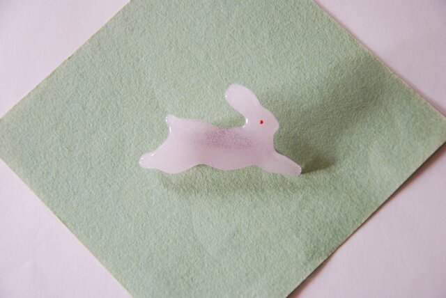 うさぎのブローチ ピンクの画像1枚目