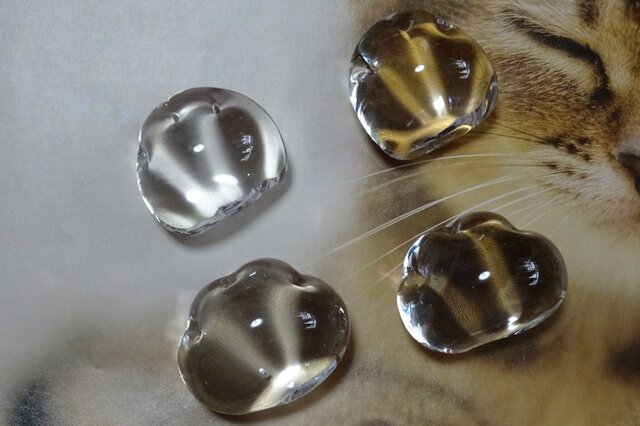 ちび猫足ペーパーウェイト /ガラスの画像1枚目