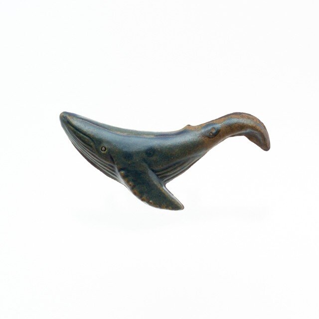 陶器ブローチ クジラ(サビ青)の画像1枚目
