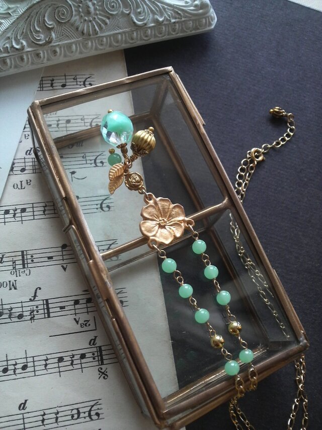 ヴィンテージ　MintGreenーFlowerネックレス