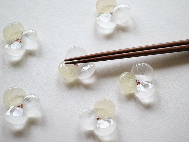ガラスの箸置き 水の花 ベージュ色 Iichi ハンドメイド クラフト作品 手仕事品の通販