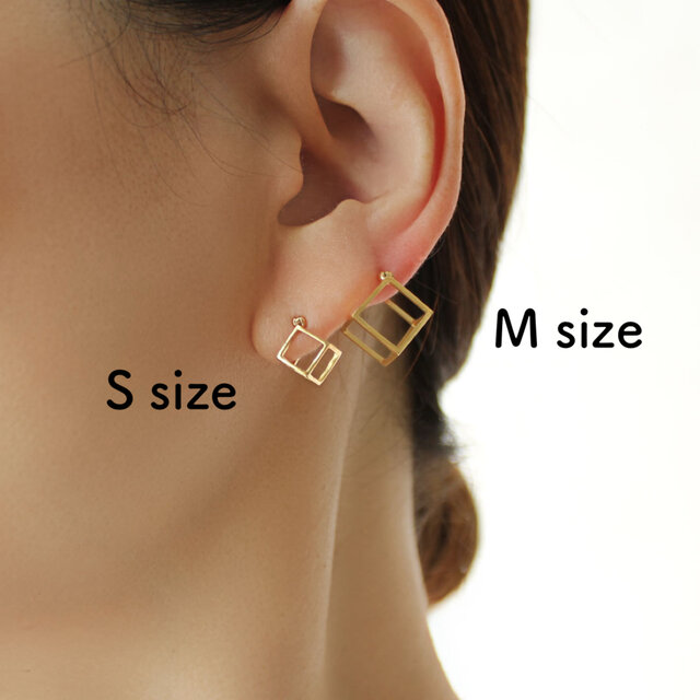 silver925] 立体スクエアピアス＊ゴールドカラーM | iichi 日々の