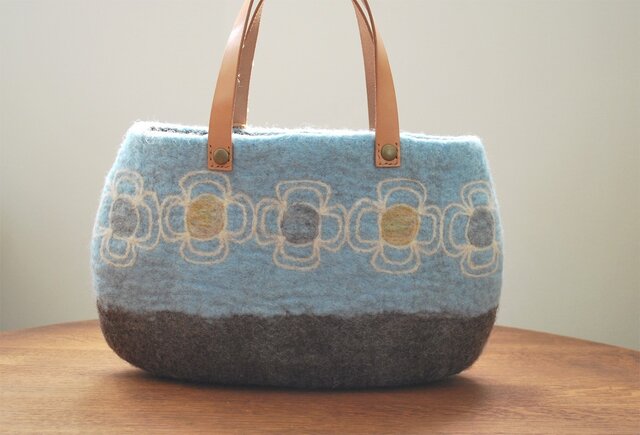 羊毛フェルトバッグ/花つなぎ | iichi 日々の暮らしを心地よくする
