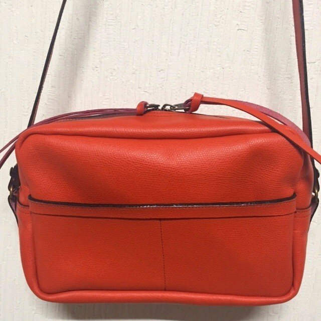 オレンジゴートレザー（山羊革）のスクエアショルダー