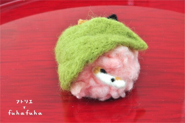 羊毛フェルトの桜餅にゃんこ 三毛猫 | iichi 日々の暮らしを心地よく