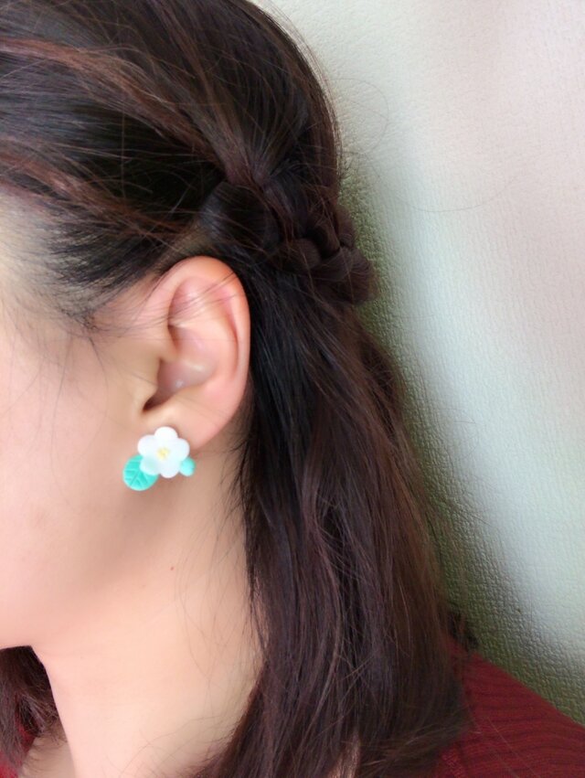 シンプルのかわいいさ*白い小花のピアス(イアリング)の画像1枚目