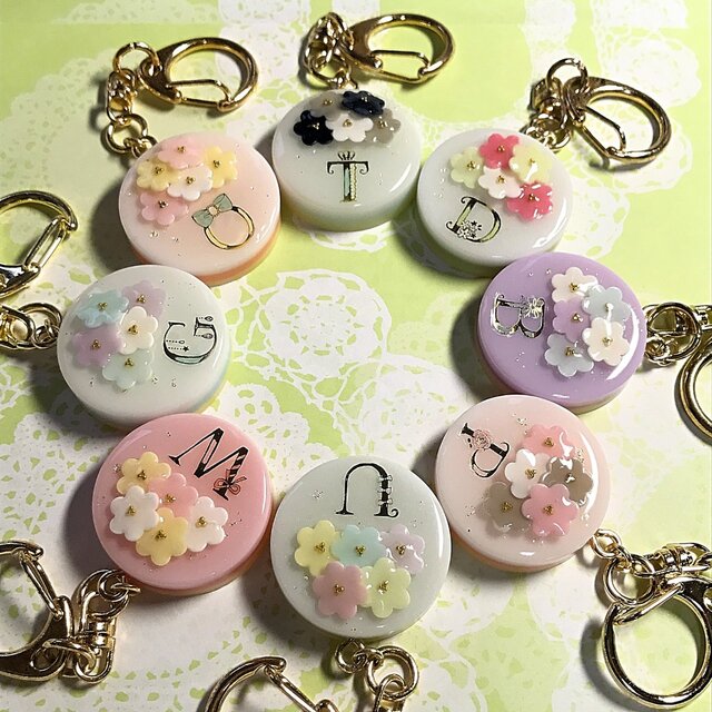 選べる8種類♪イニシャル入り☆flowerブーケケーキのキーホルダーの画像1枚目