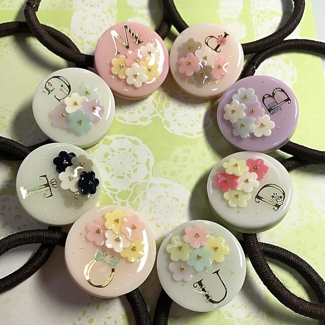 選べる8種類♪イニシャル入り☆flowerブーケケーキのヘアゴムの画像1枚目