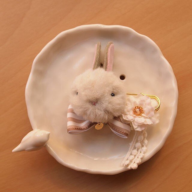 ふんわりブローチ＊白い花とグレーのうさぎ