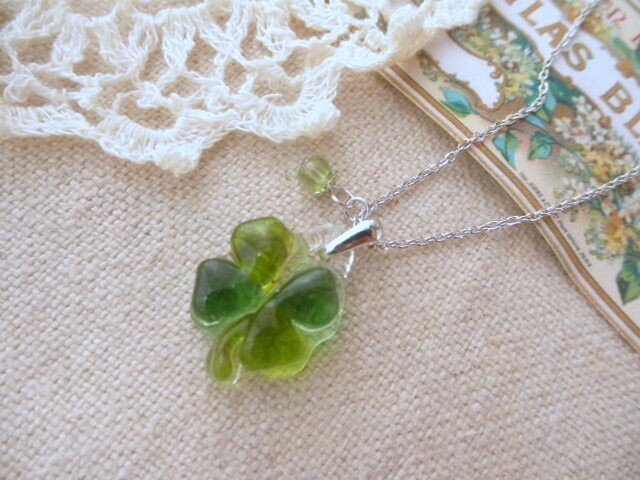 【N.496】ハンドメイドネックレス　オルゴナイト ペリドット　琉球ガラス　薔薇 受注制作)ガラスのちいさなクローバーと、ペリドットのネックレス